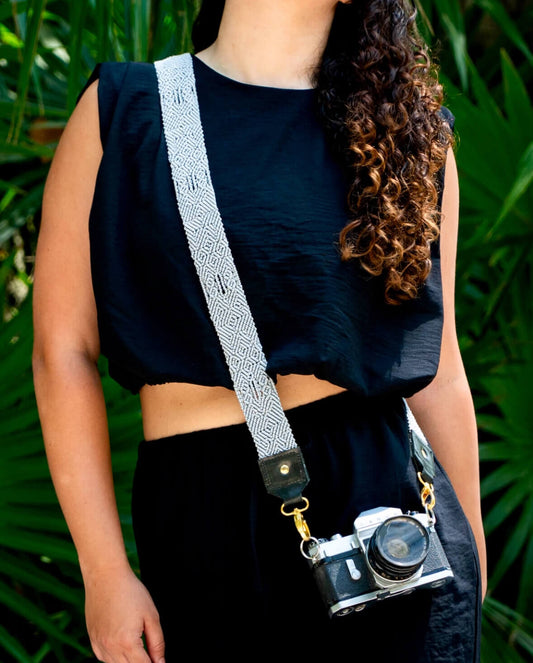 LOBO GRIS CÁMARA - chakchakart.com