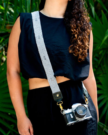 LOBO GRIS CÁMARA - chakchakart.com